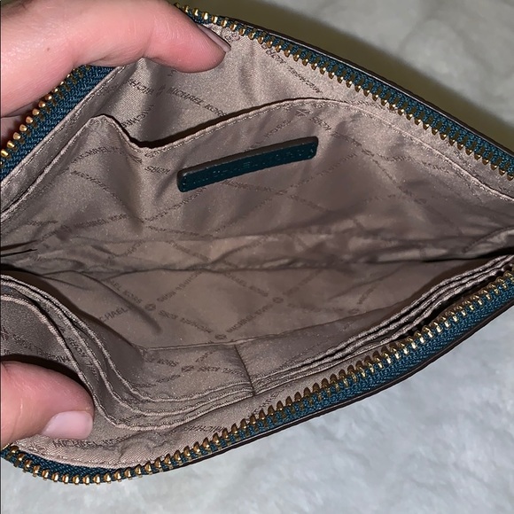 NWT Michael Kors wristlet - Picture 3 of 4